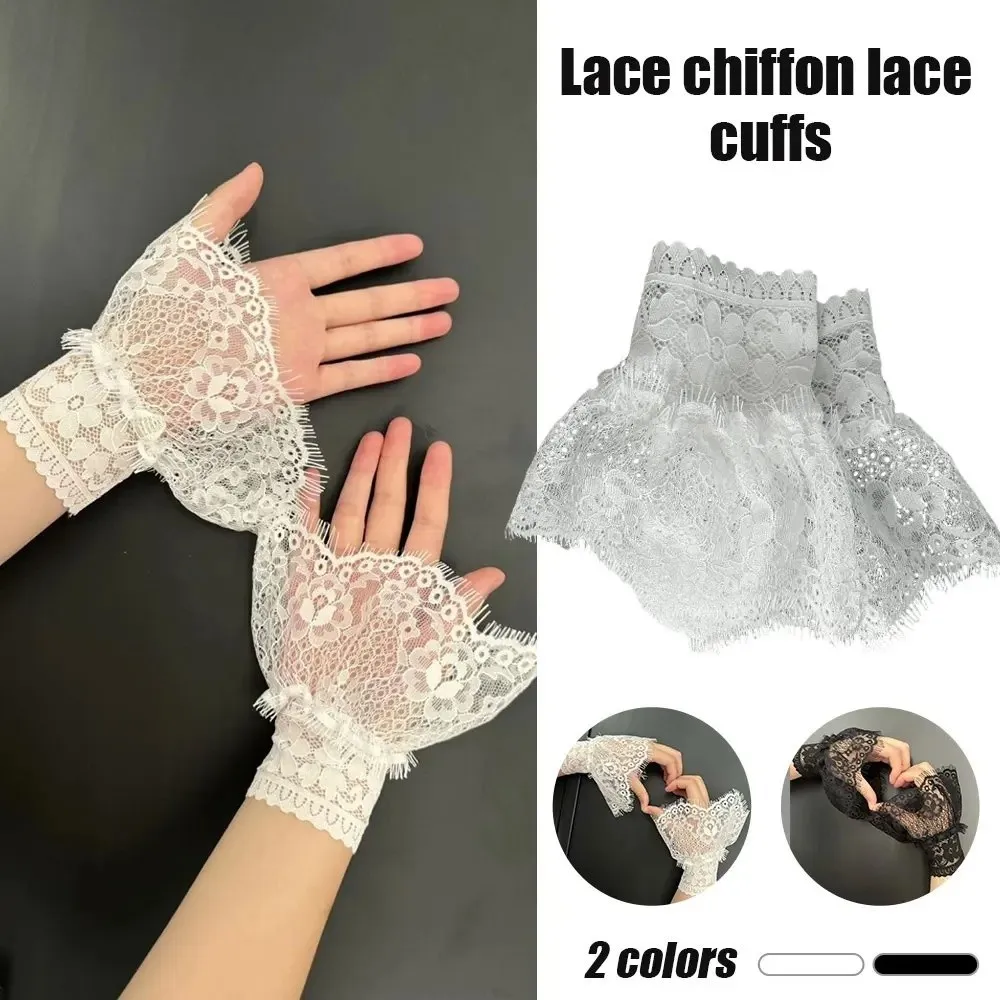 

Пара накладных рукавов-перчаток с кружевными оборками, многослойными плиссированными элементами и цветочным узором, белые, черные