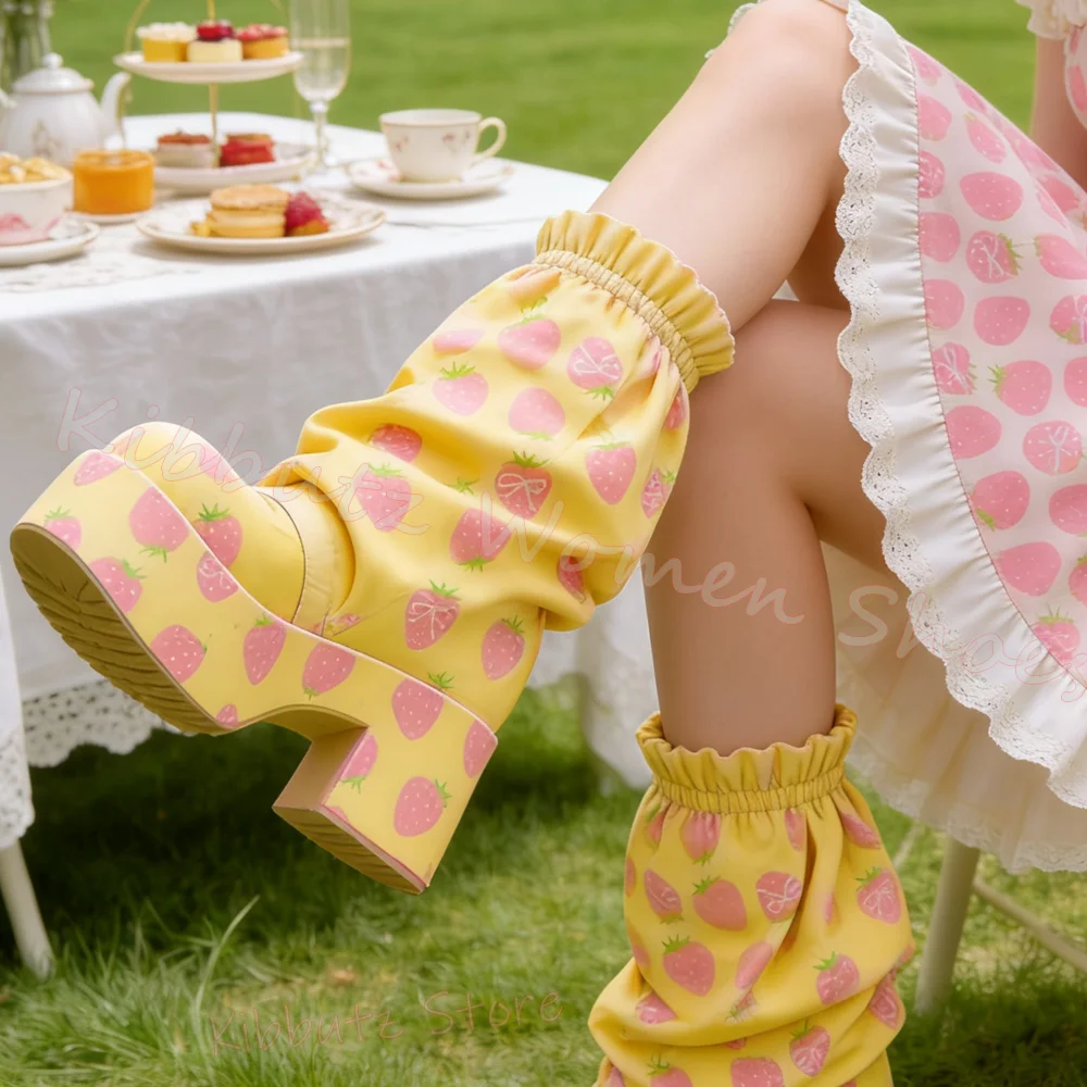 

Новые модные женские ботинки на платформе с клубничным принтом, высокие до колена, с рюшами, милым фруктовым узором, на массивном каблуке, с круглым носком, на шнуровке