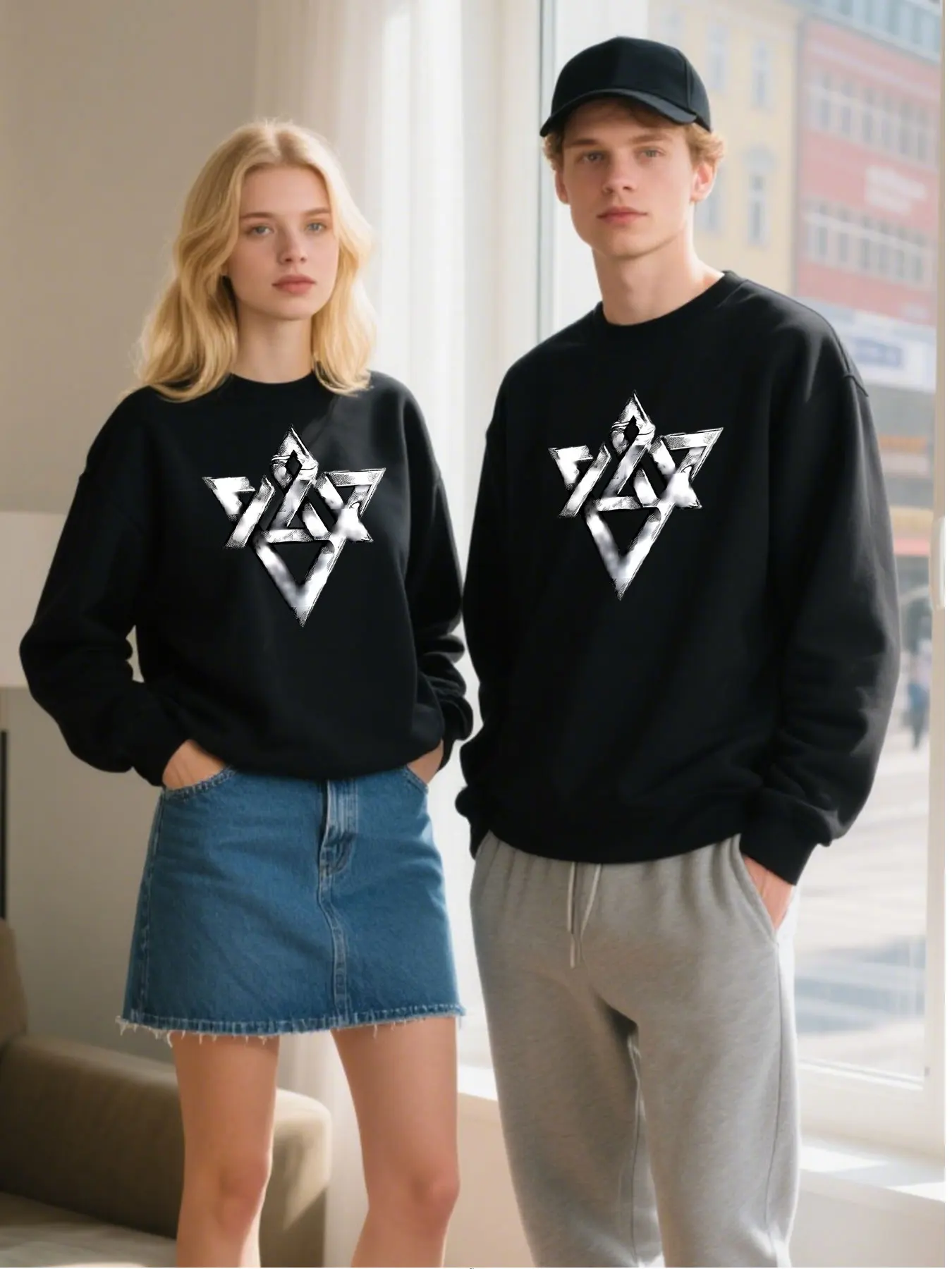 Zacht katoenen damessweatshirt met ronde hals en levendige geometrische metallic embleemprint, perfect voor kerstcadeau en casual buiten