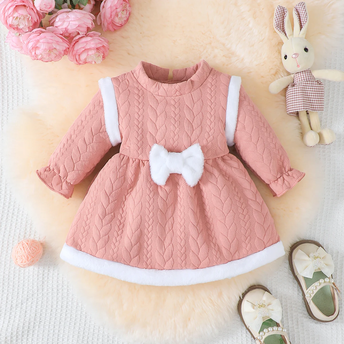 

Уютное платье для маленьких девочек — розовое трикотажное платье с белым бантом, идеально подходящее для тепло