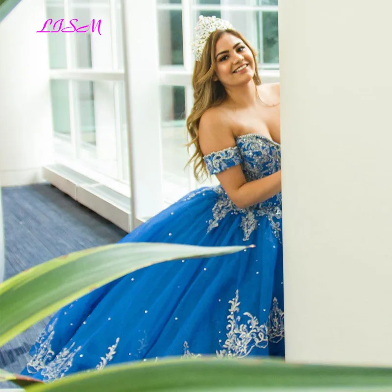 Blau Ballkleid Quinceanera Kleider Weg Schulter Lace up Zurück Cascading Rüschen Appliques Perlen Lange Formale Prom Party Kleid