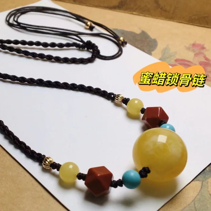 

Ожерелье из пчелиного воска, натуральное русское, с подвеской цвета куриного жира и сложными узорами, притягательное янтарное украшение.