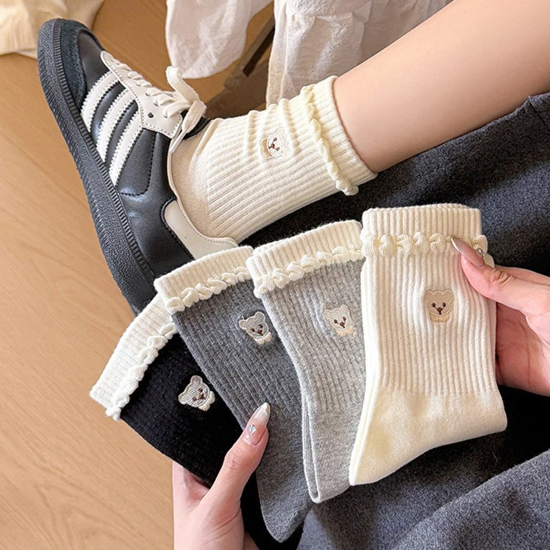 

5 пар женских носков до середины икры на осень-зиму 2025 года с вышивкой медведя, белые кокетливые носки, хлопковые носки с напуском, высокое качество