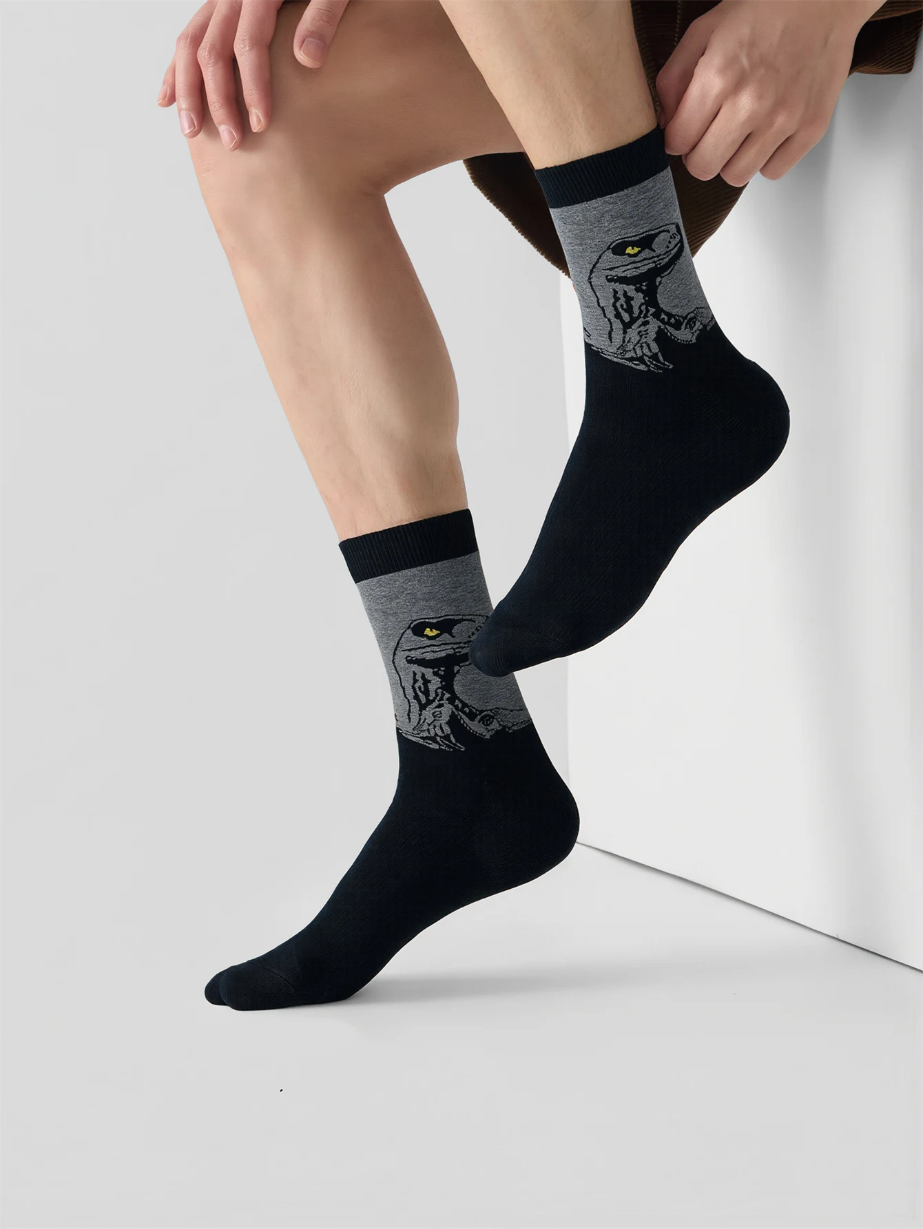 1 Paar coole Herren-Socken aus Baumwolle mit Dinosaurier-Aufdruck, Streetwear, Skateboard, Scosk, Neuheit, Jurassic-Tiermuster, mittelhohe Socken, neu – Detail 4