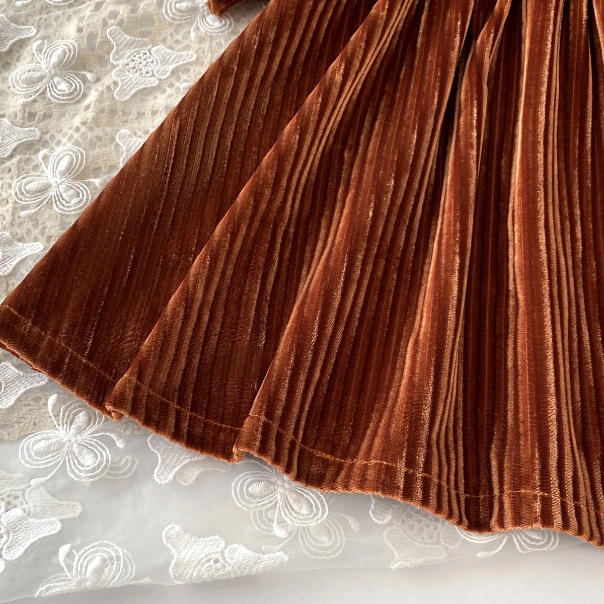 Europäische und amerikanische Mädchen-Prinzessinnenkleider, Rundhalsausschnitt, Samtstruktur, Knopfleiste, lange Ärmel, lässige Kinderkleidung – Detail 7