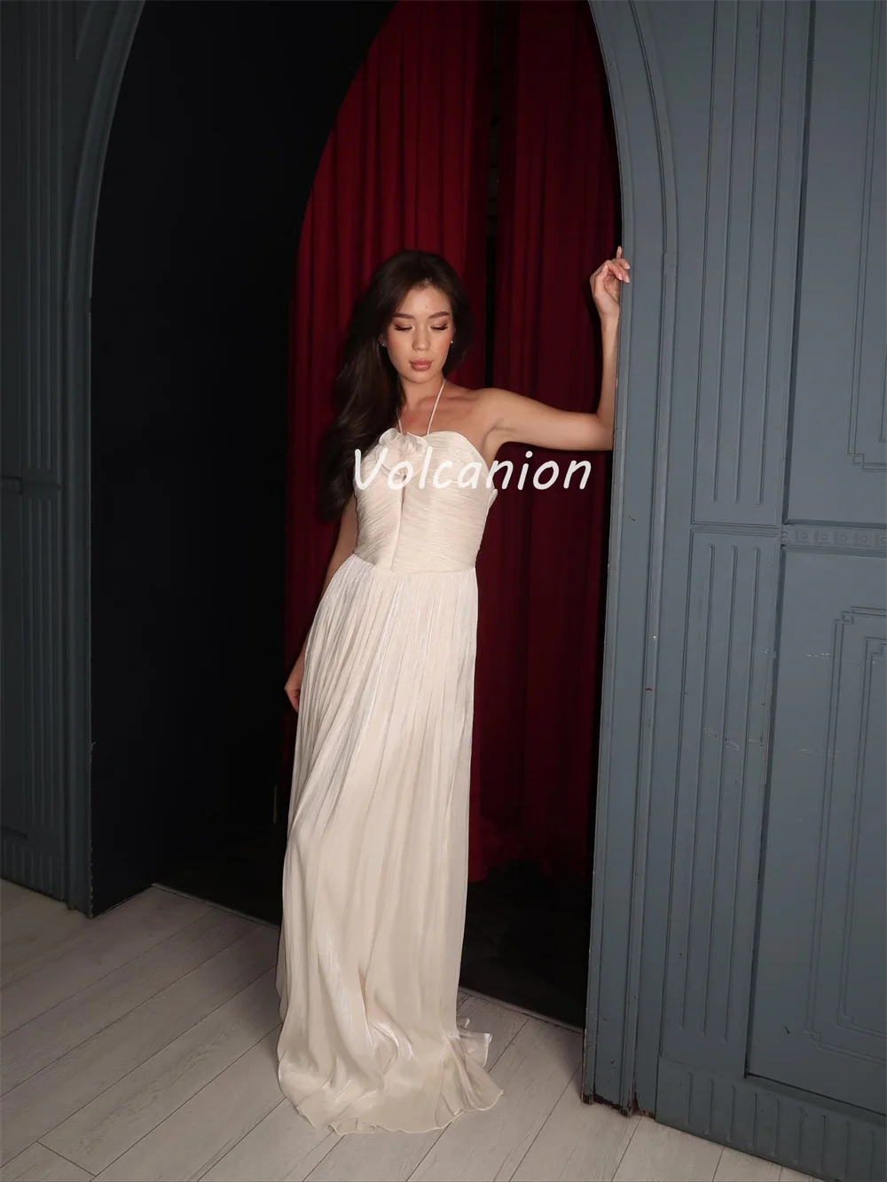 사용자 정의 크기 사용 가능 절묘한 Organza Draped Pleat 수제 꽃 스트레이트 홀터 롱 드레스 맞춤형 행사 드레스
