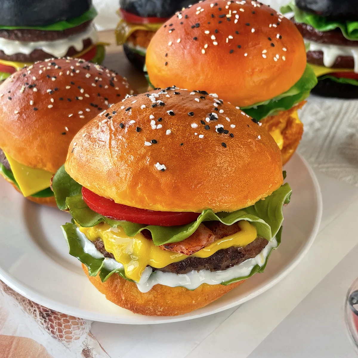 Realistisches gefälschtes Hamburger-Modell, PU-Material, Lebensmittel-Display-Requisite (1 Stück), für Fotografie, Dekoration, Restaurant, Schaufenster, Party – Detail 7