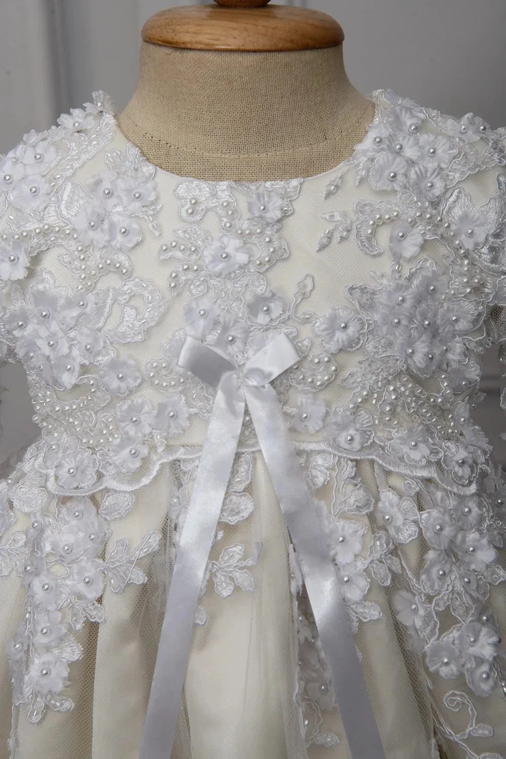 ホワイト高級フラワーガールドレス結婚式用ビーズレースアップリケベビーガール誕生日ドレス初聖体ドレスカスタマイズ