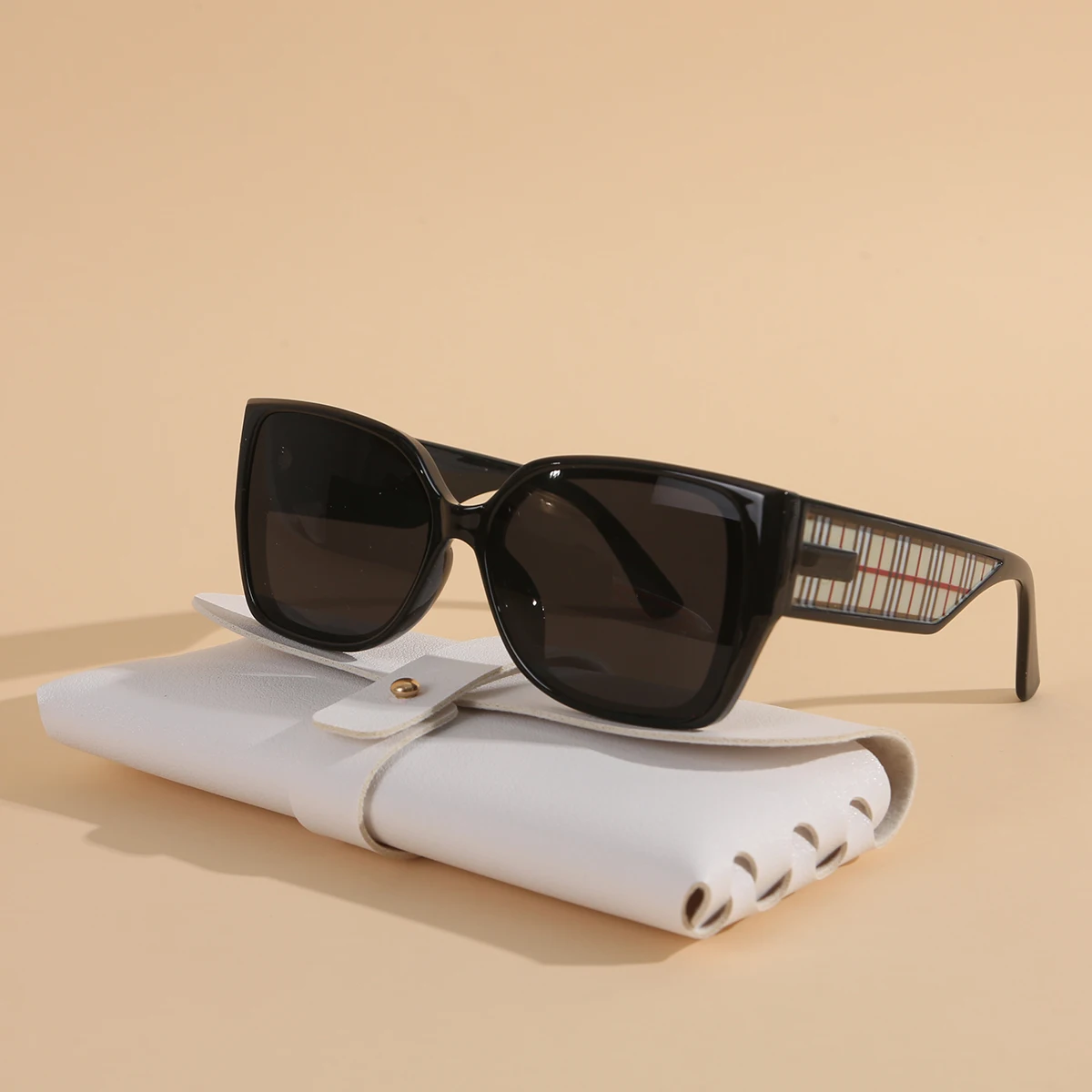 

Новые модные квадратные солнцезащитные очки 2026 года для женщин: дизайнерские, люксовые, с полосатой винтажной оправой, повседневные, с защитой UV400