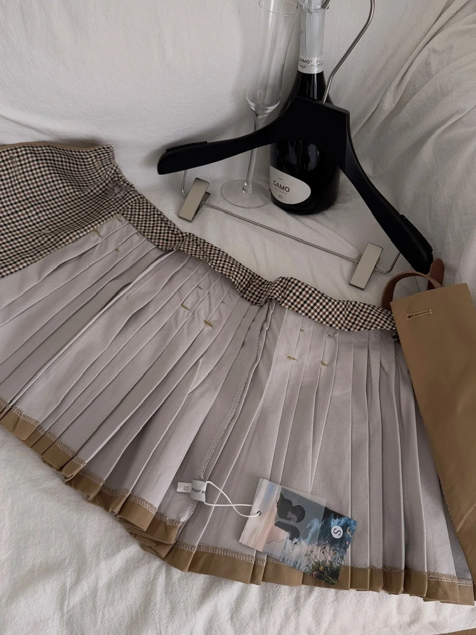   กระโปรงผู้หญิงทรงเอวสูงจีบติดกระดุมเก๋ไก๋ แฟชั่นช่วยให้ดูผอมเพรียว เหมาะสำหรับใส่ไปทำงานในฤดูใบไม้ร่วง ทรงเข้ารูป ผลิตจากโพลีเอสเตอร์