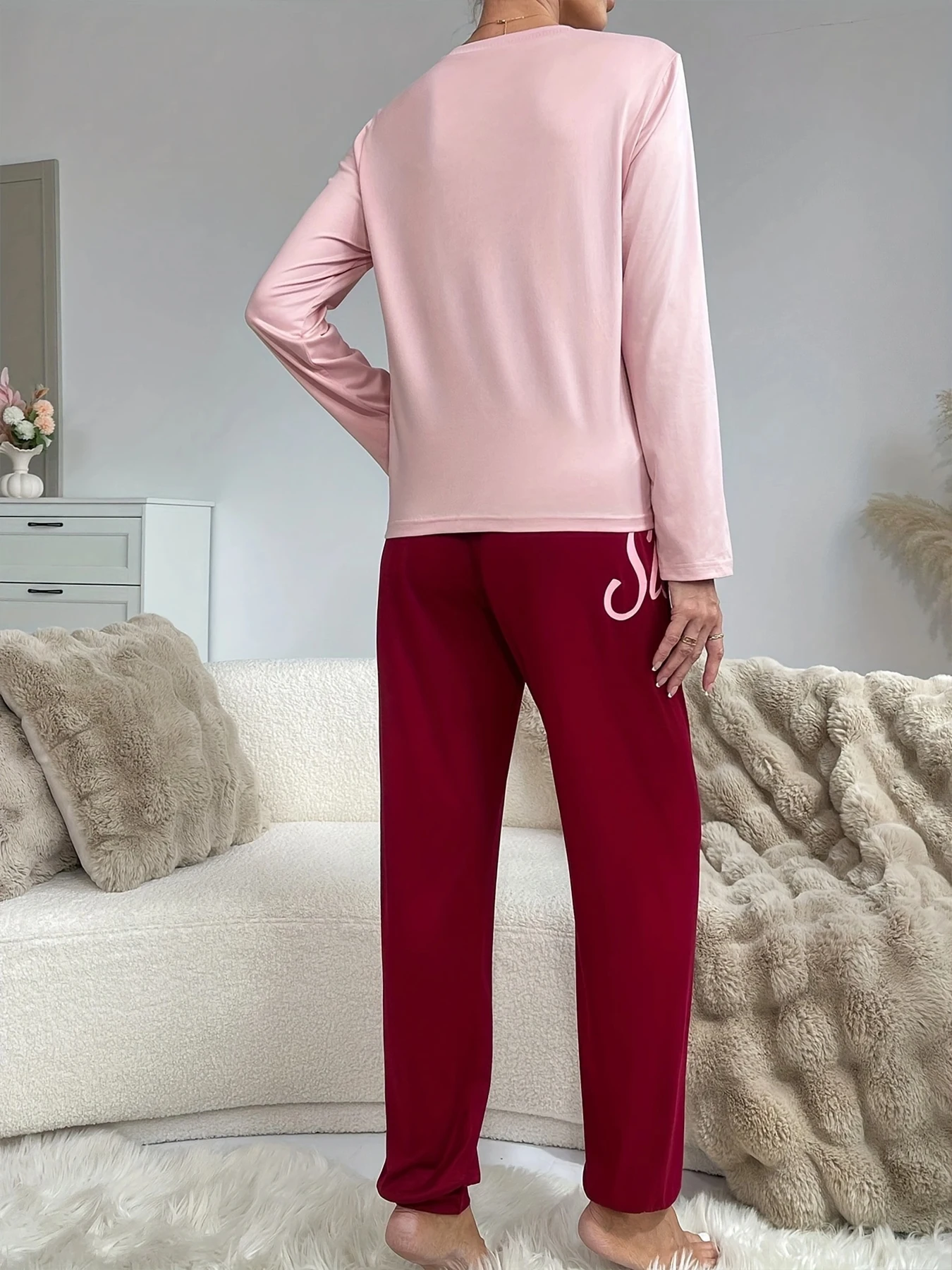 طقم مكون من قطعتين من السراويل الطويلة النسائية ذات الأكمام الطويلة المطبوعة بحروف لجميع المواسم (الربيع والصيف والخريف والشتاء) للارتداء المنزلي و