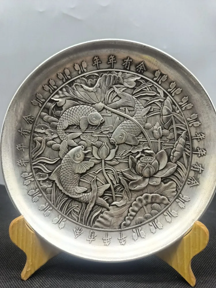 Crafts made of white copper include fish plate ornaments for collection