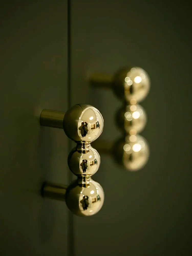 puxadores-modernos-de-latao-dourado-brilhante-para-armarios-puxadores-esfericos-de-cromo-polido-para-guarda-roupas-puxadores-de-luxo-de-cobre-para-gavetas-e-portas-de-armarios