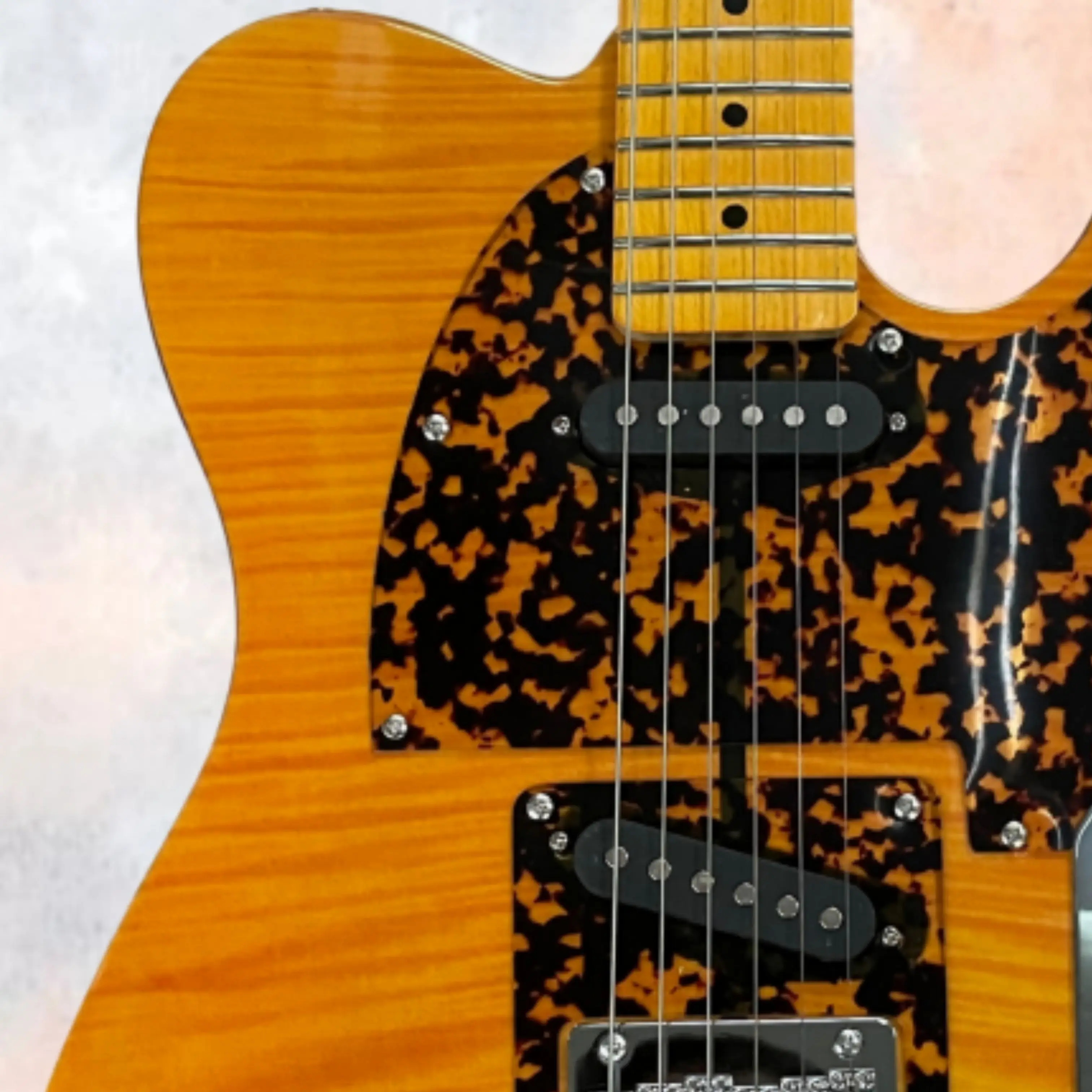 Amber Solid‑Body Electric Guitar, SS Pickups, Maple Fretboard,Silver Hardware Guitars Retro Charm For Play & Collection Guitarra