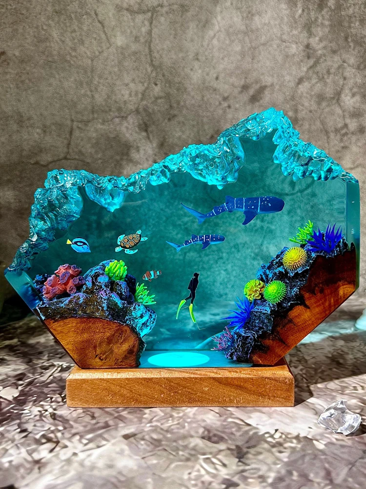 Lampu Meja Resin Organisme Dunia Bawah Laut Lampu Dekorasi Seni Kreatif Lampu Malam Tema Penyelam Hiu Paus Pengisi Daya USB