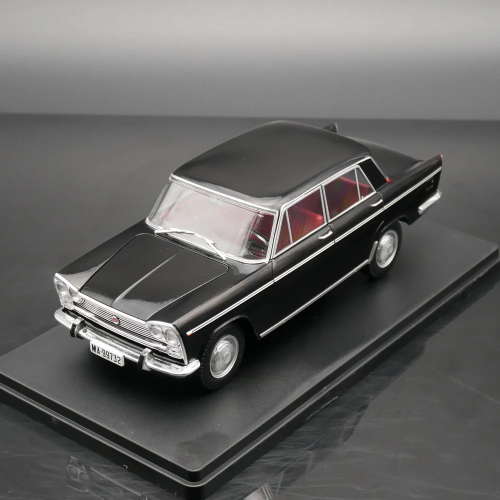 IXO 1:24 Seat 1500 1971 Diecast Car Model Metal Toy Vehicle