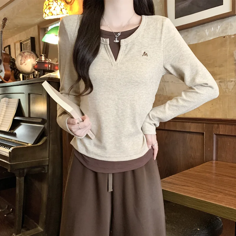 

V-neck Long Sleeved Fake Two-piece Spliced Women's Top, New Slim Fit and Slimming T-shirt, Short Style, Inner Layer Bottom Shirt