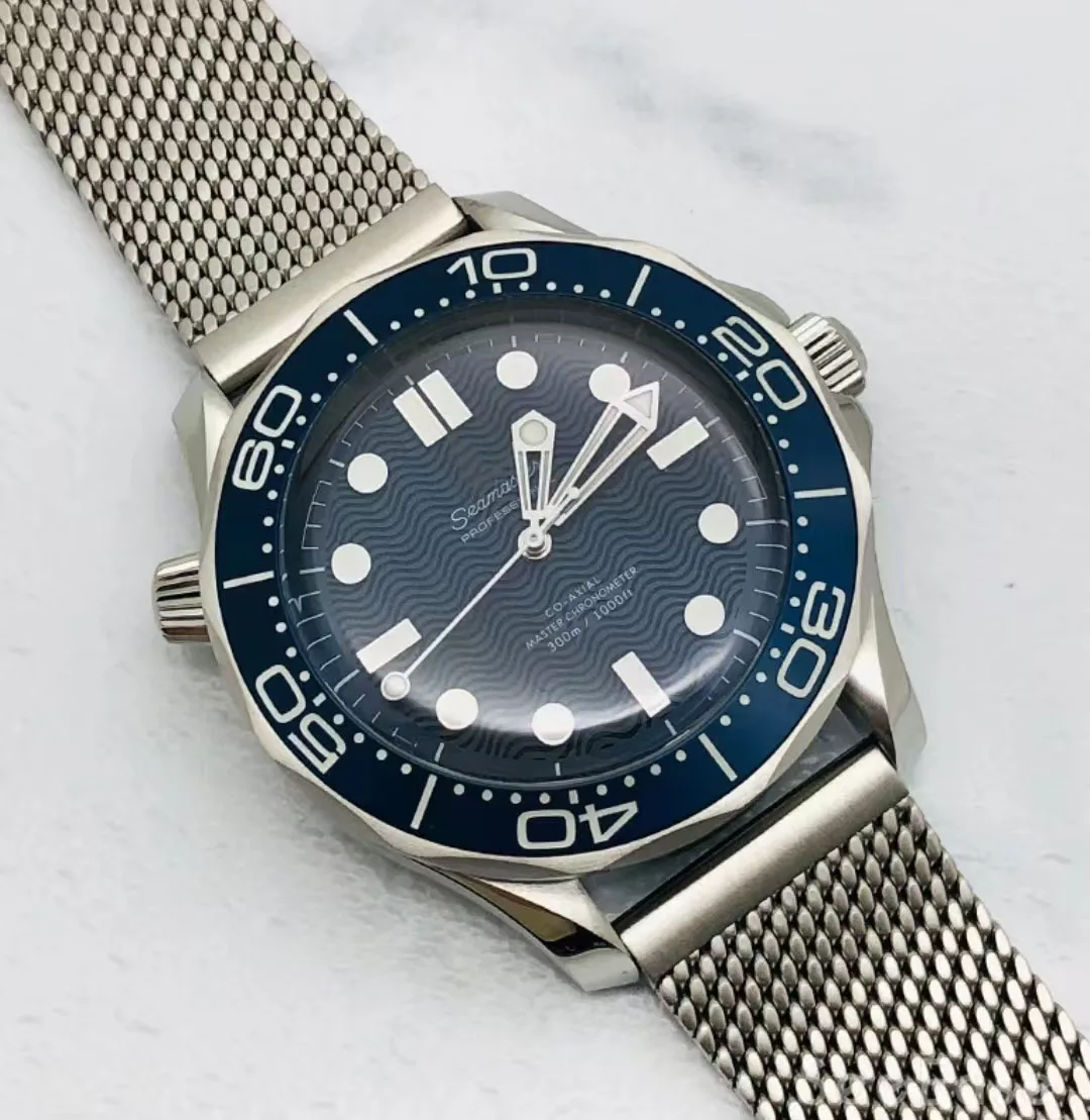 ساعة عصرية فاخرة ذات علامة تجارية راقية حركة ميكانيكية أوتوماتيكية قرص أزرق شبكي مضاد للحساسية حزام ساعة عالي القوة مرآة خام