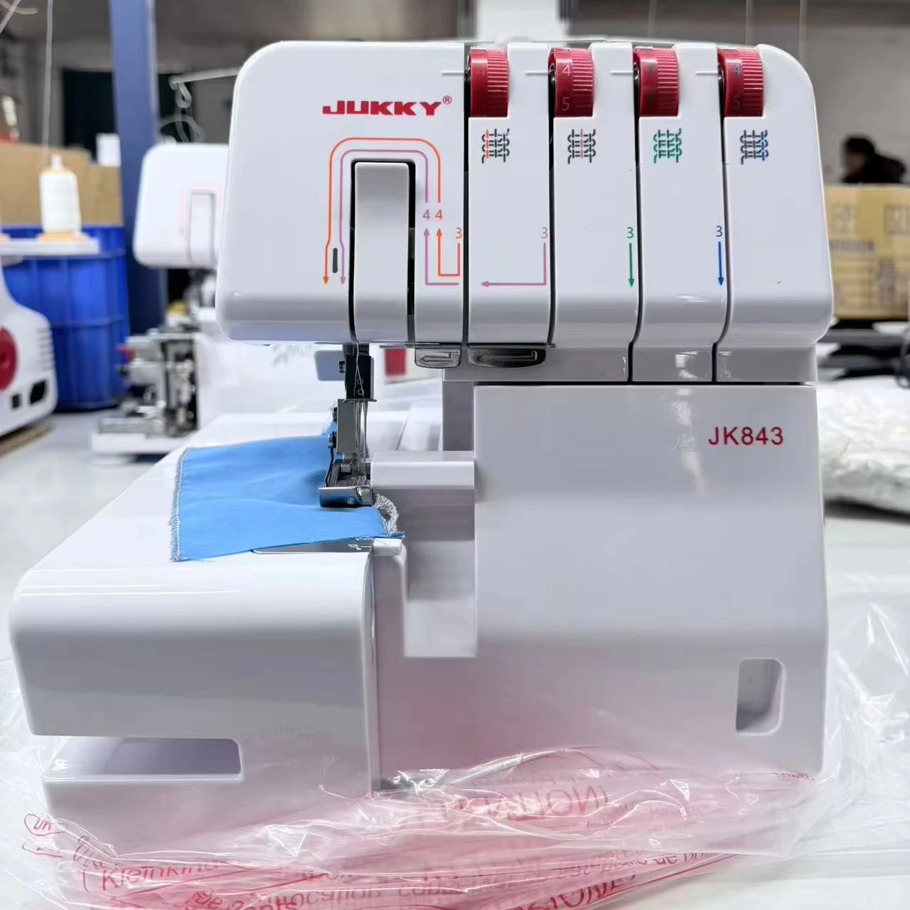 843 Nova máquina overlock, portátil, de quatro fios, industrial e doméstica para costura de roupas.
