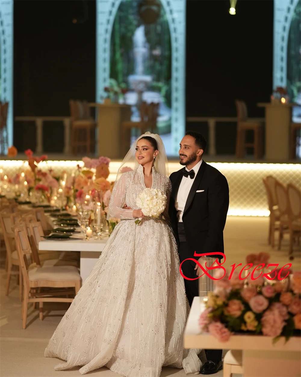 Robes de mariée personnalisées en Organza blanc de haute qualité, simples, col en v, manches longues, traîne chapelle, fermeture éclair au dos