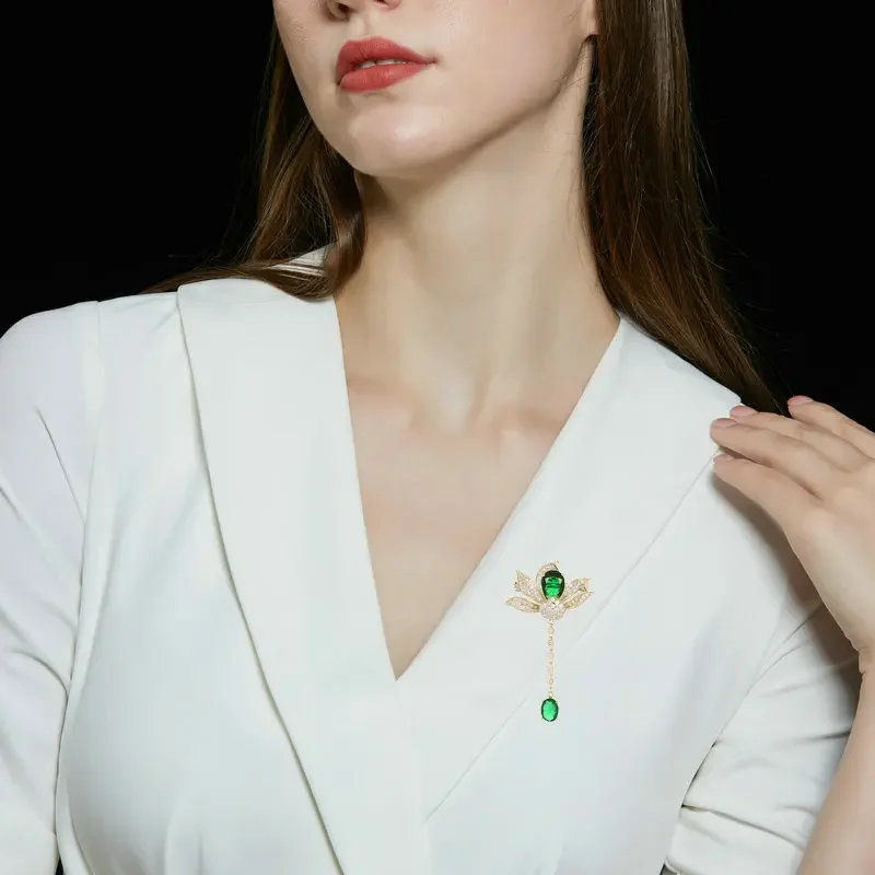 

Изумрудная брошь в китайском стиле с каплей воды и кисточкой в виде лотоса, осеннее и зимнее пальто, пальто, новинка Cheongsam 2023 года