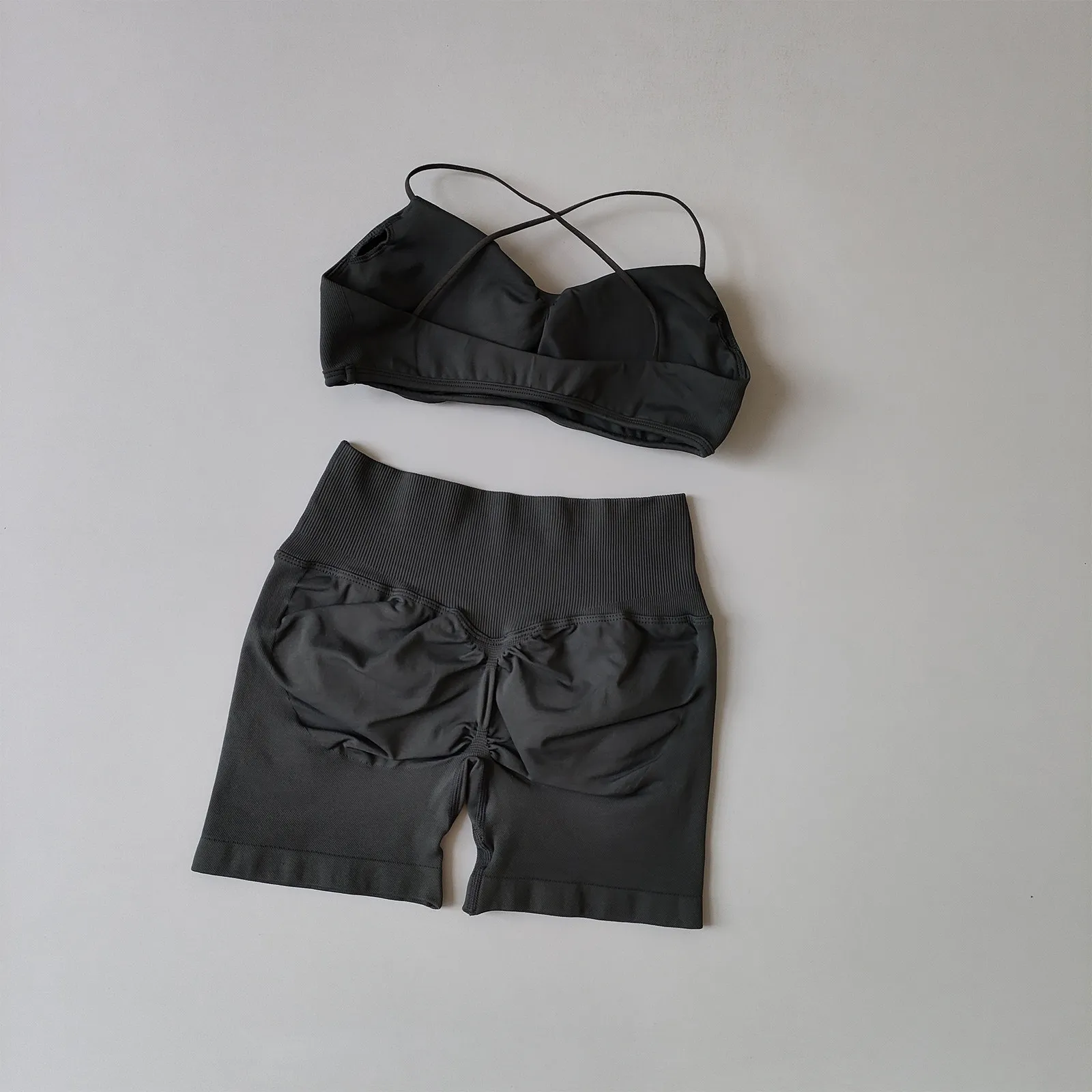 Sommerliches Nahtloses Sportset für Damen: Fitness-Yoga-Anzug mit Po-Lifting-Effekt, Hochgeschnittene Shorts, Pilates-BHs und Unterwäsche-Kombination – Detail 14