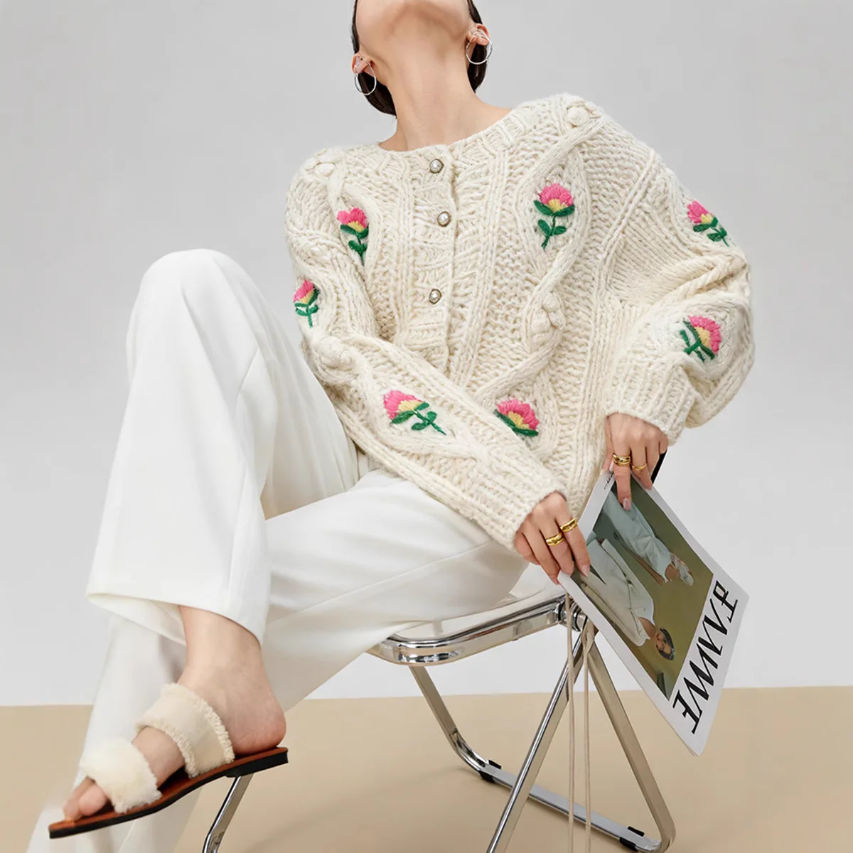 

Милый и свежий женский кардиган с длинными рукавами и вышивкой осенью и зимой 2025 года.