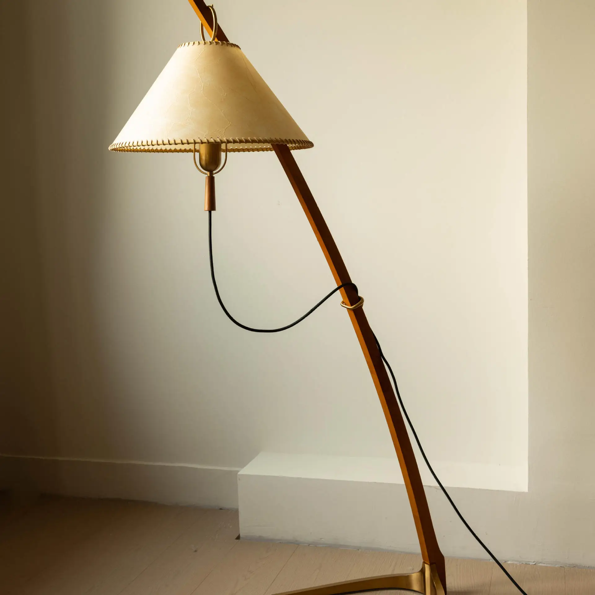 

Современный простой китайский ретро торшер креативный дизайнер модель комнаты в стиле проживания в семье