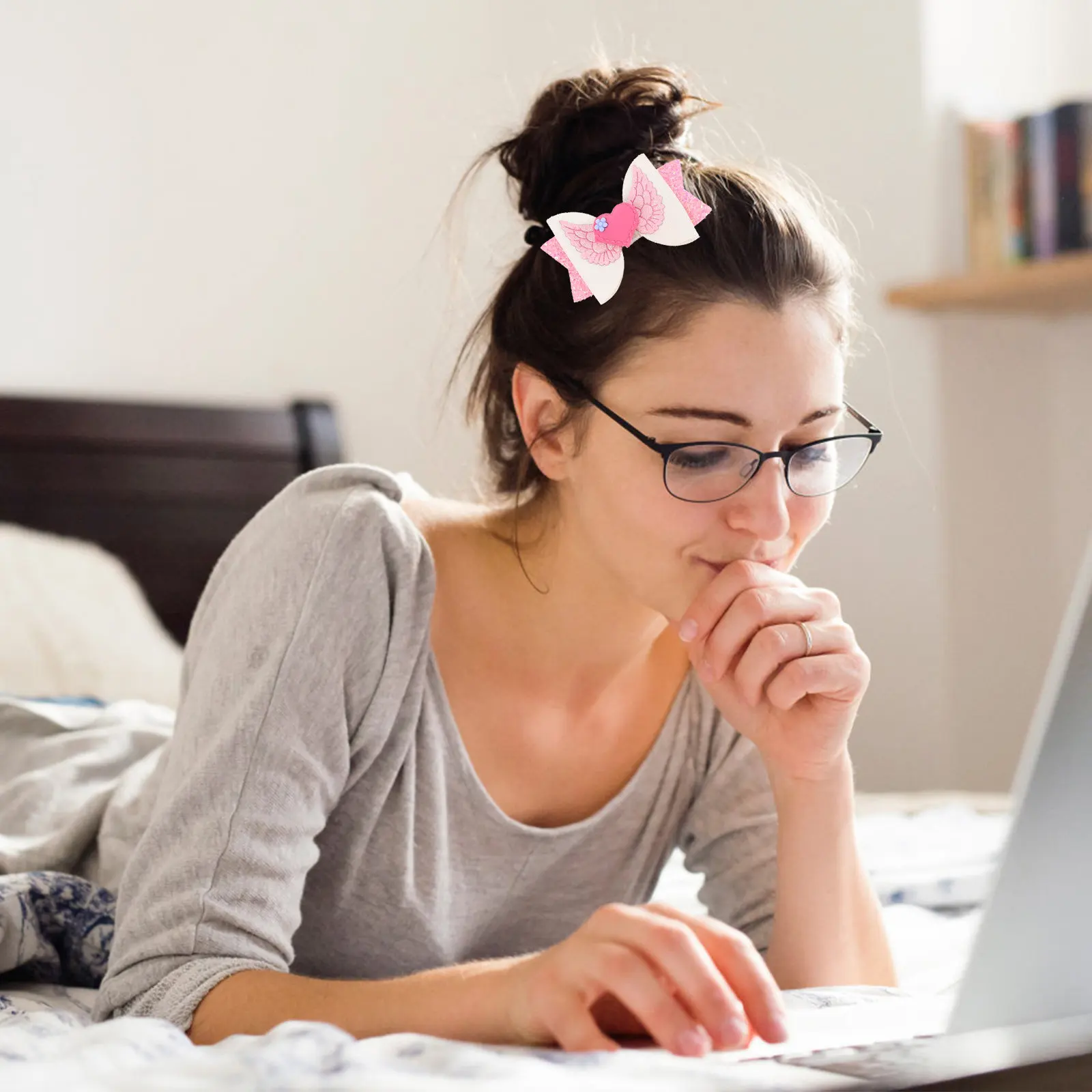 

4Pcs Heart Hairpin with Glitter Bows Romantic Hair Clips for Women Valentine's Day Barrettes Stylish Hair Grip Charm Decor