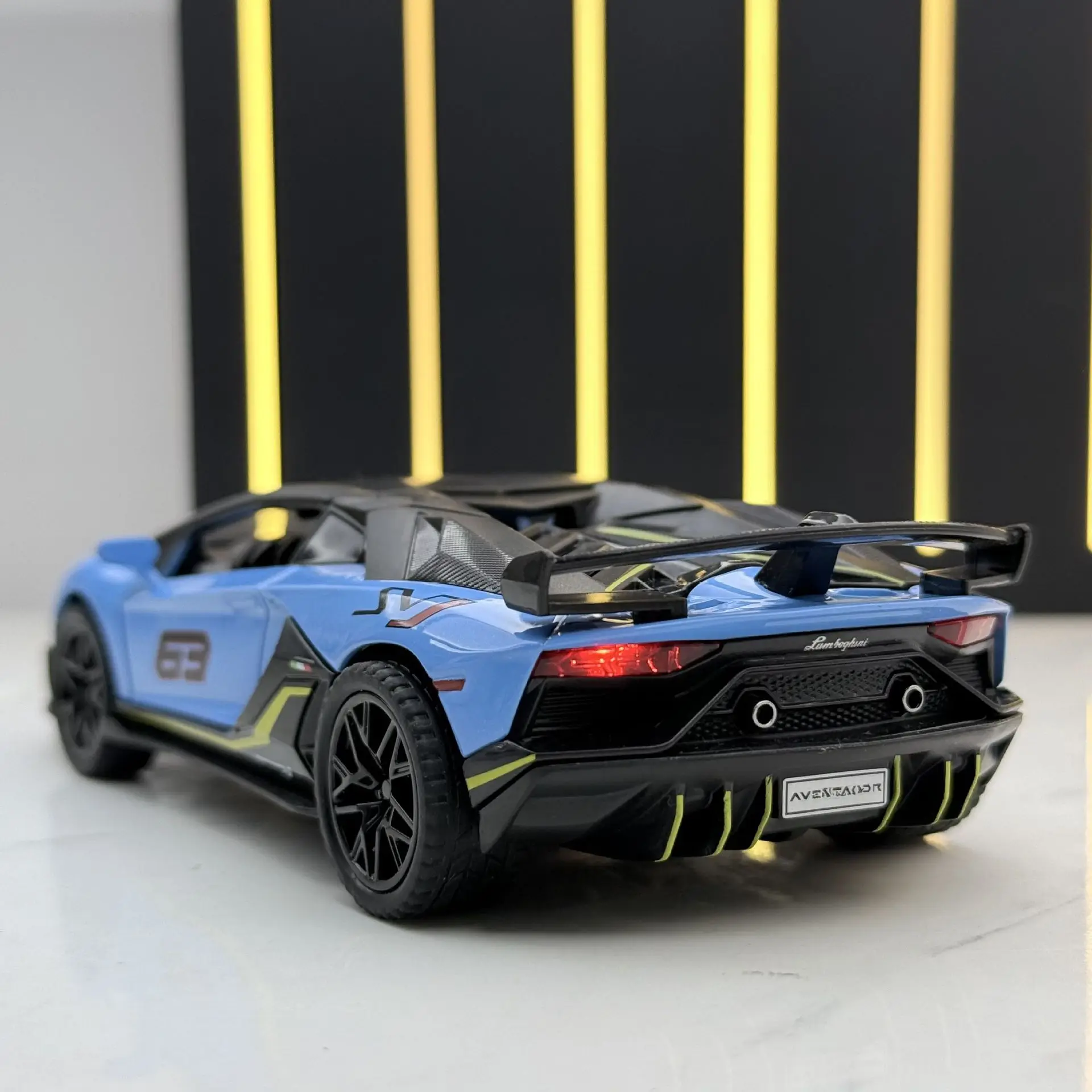 1:32 SVJ63 Roadster Sound and Light Pull Back Toy Model Ornament Diecast Alloy Car Model Collectible