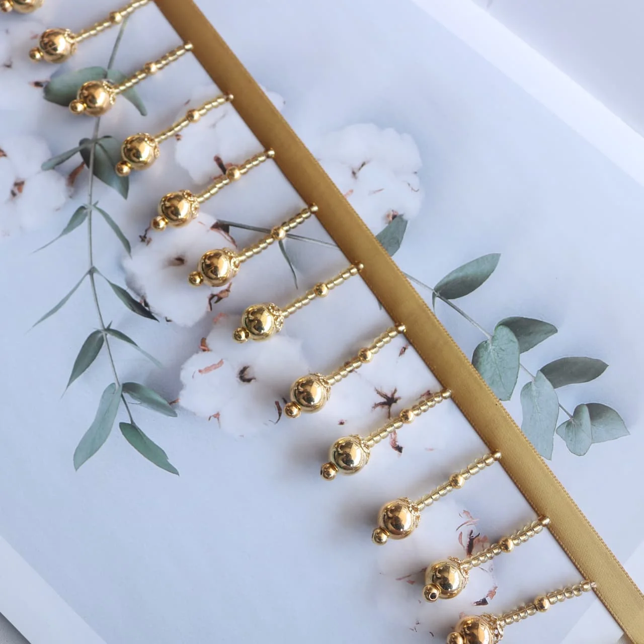 

Wholesale 1pcs / Lot Beautiful Fluffy Yellow Ostrich Feathers Fan Celebration Party Performance 15 Bones Peacock Feather Fan