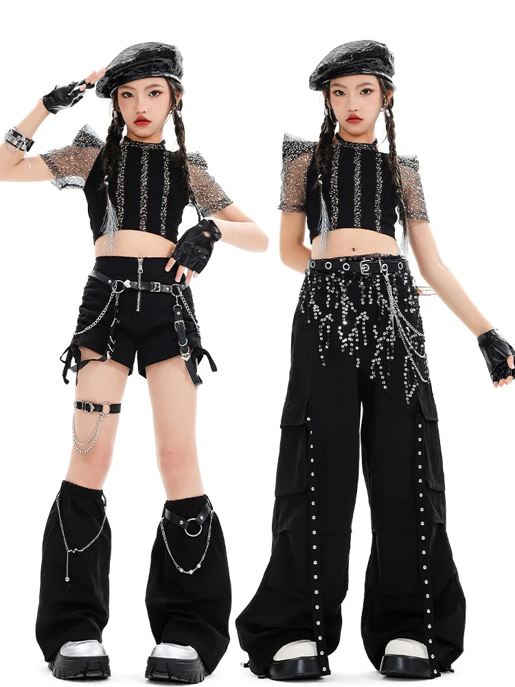 ชุดเสื้อผ้าฮิปฮอปสำหรับเด็กผู้หญิง เสื้อครอปสีดำ กางเกงคาร์โก้ขาสั้น ชุดสตรีทแวร์ปักเลื่อมสไตล์เคป๊อป ชุดแสดงแจ๊สสำหรับเด็กผู้หญิง