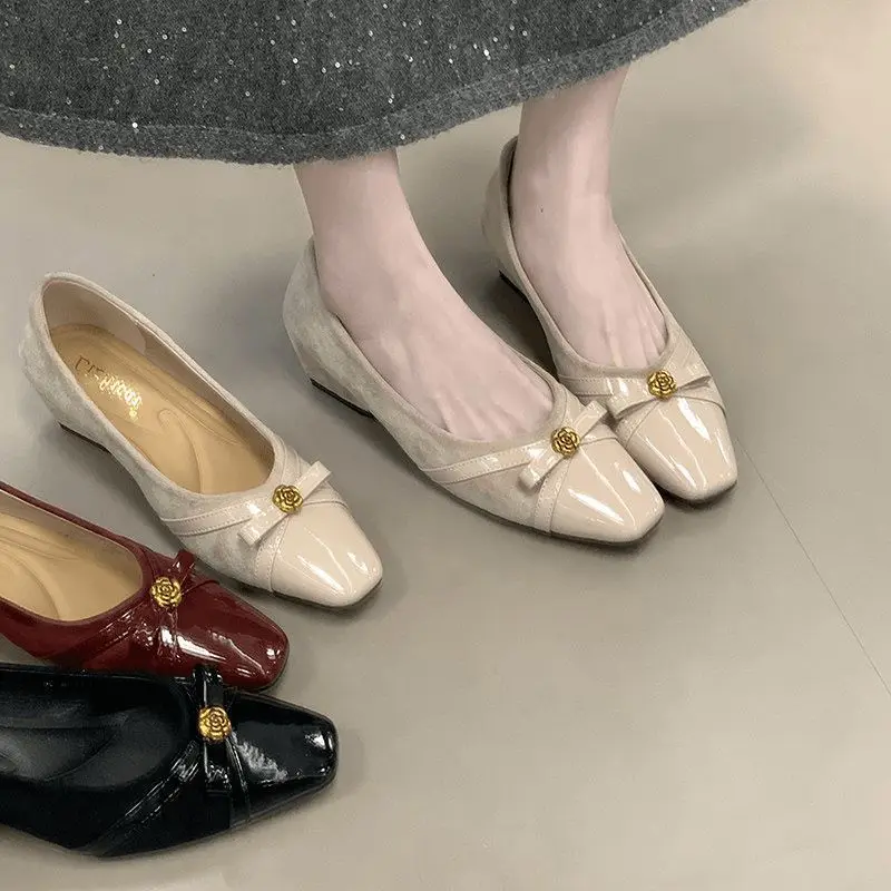 2026 Neue Vintage Ballerinas mit Goldblume & Schleife, Keilabsatz, Niedriger Absatz, Spitze Pumps für Freizeit & Büro Damenschuhe