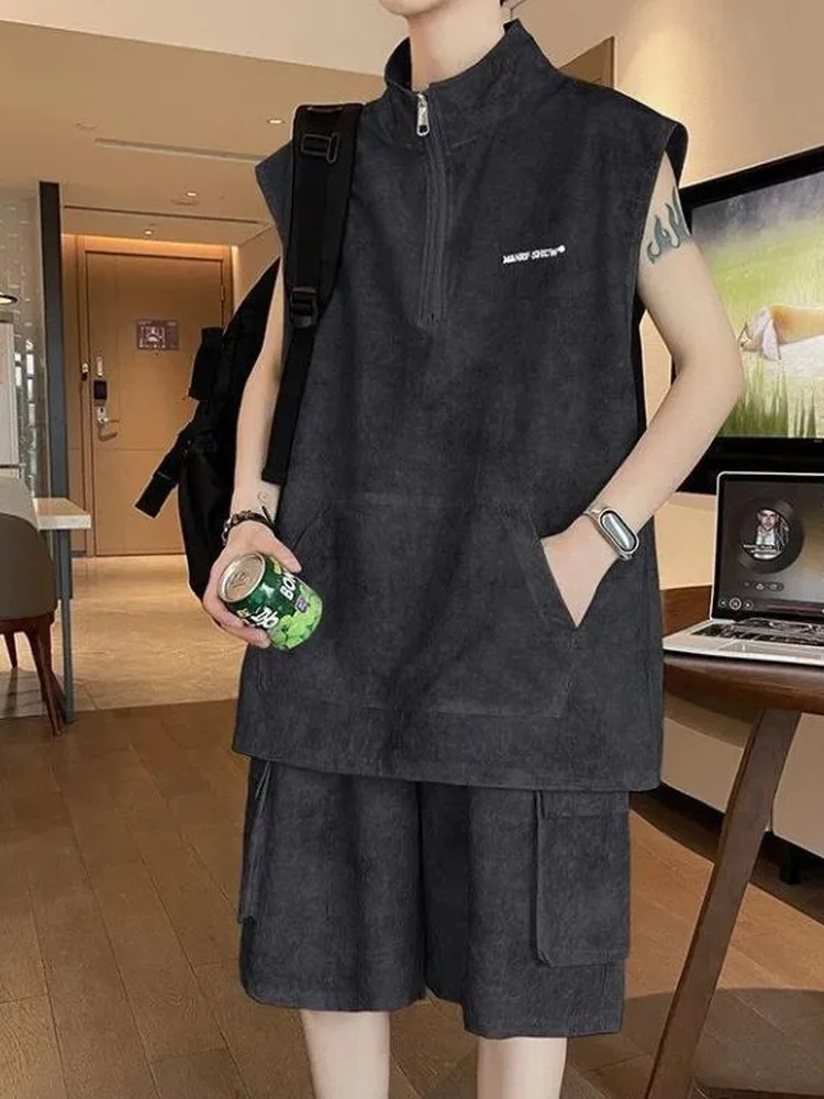 

Модный и стильный летний комплект для подростков: повседневный спортивный жилет, футболка и шорты.