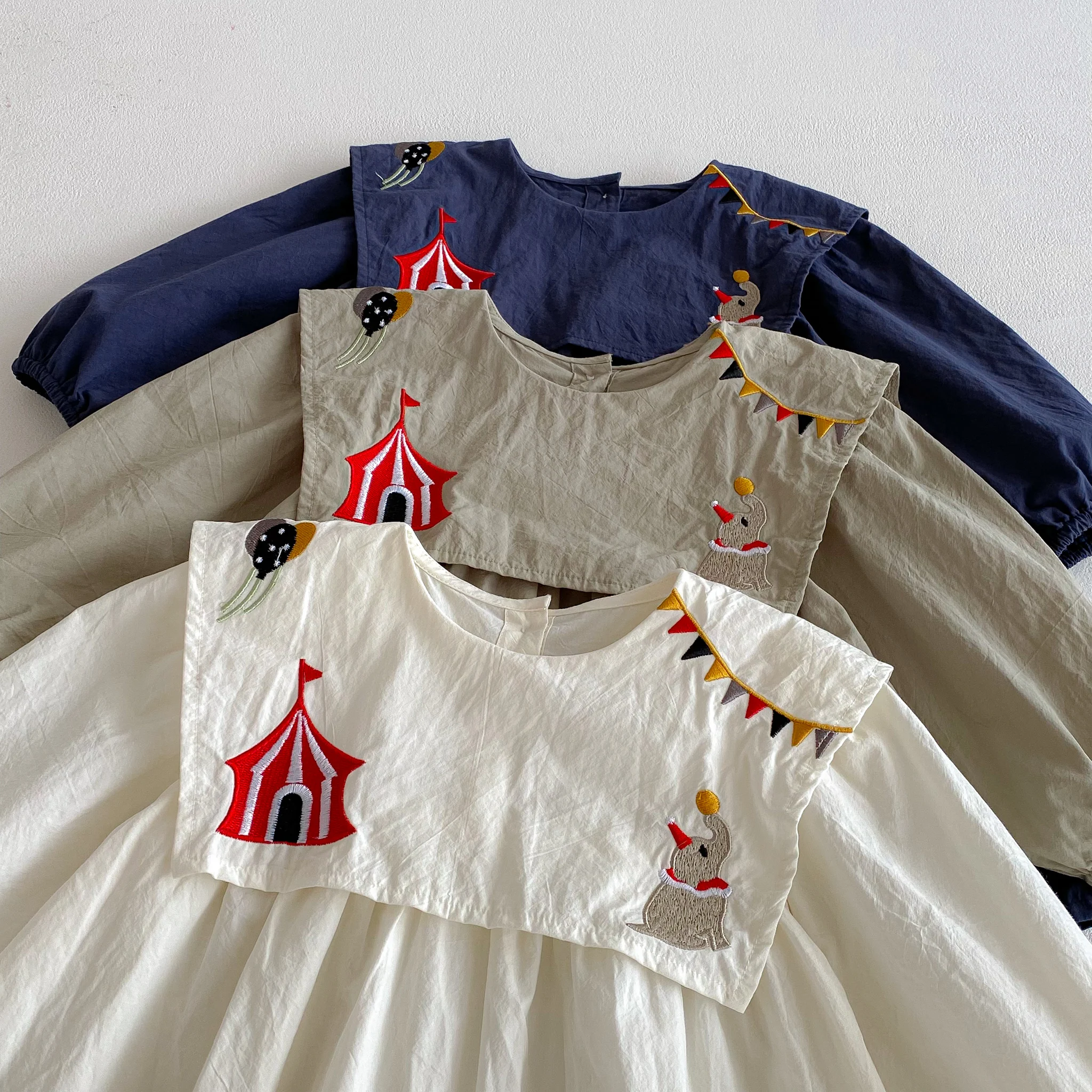 Mädchenkleid mit Zirkus-Stickerei, Frühjahr/Herbst 2026, Langarmkleid mit Akademik-Kragen – Detail 4