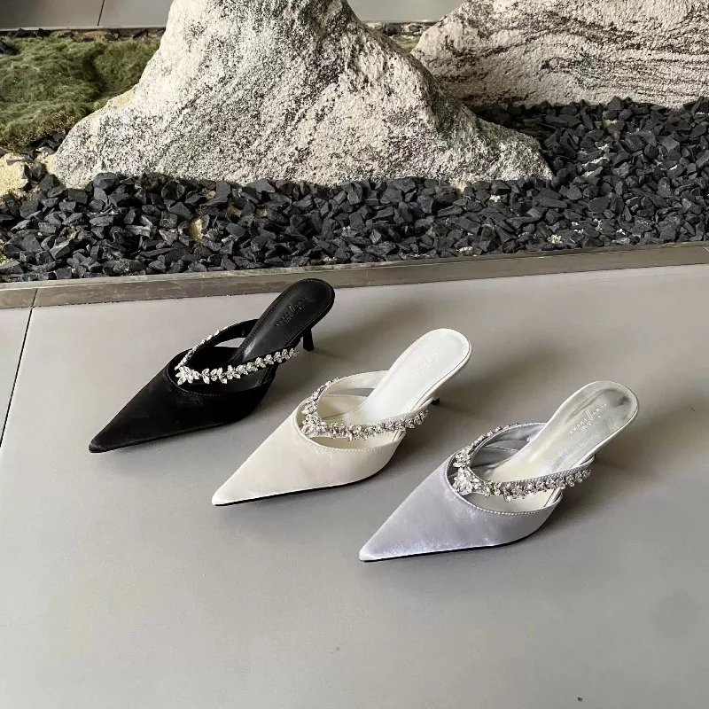 รองเท้าส้นสูงแบบสวมเปิดส้นประดับคริสตัลสีดำสำหรับผู้หญิง สไตล์ใหม่ สวยหรู ระยิบระยับ รองเท้าแตะแบบสลิปเปอร์ ส้นสูงเซ็กซี่