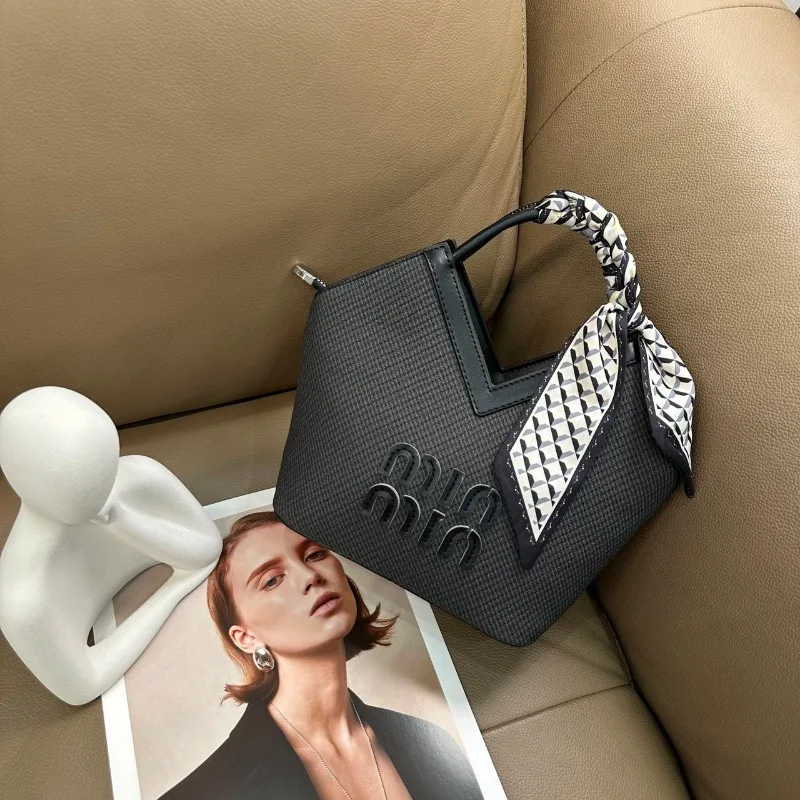 

Универсальная высококачественная сумка через плечо с возможностью переплета через плечо, европейско-американский выход для женской повседневной элегантности.