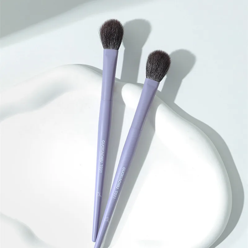 GUOXIAONIU 1PC Brocha de Maquillaje Súper Suave Morada para Colorete, Base, Contorno, Sombra de Ojos, Iluminador y Cejas