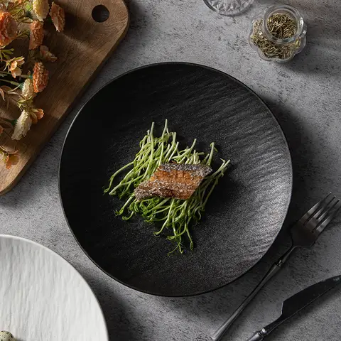 검은 색과 흰색 접시, 서리로 덮인 돌 둥근 야채 접시, 세라믹 접시, 서양 음식 접시, 샐러드 접시, 스테이크 접시.