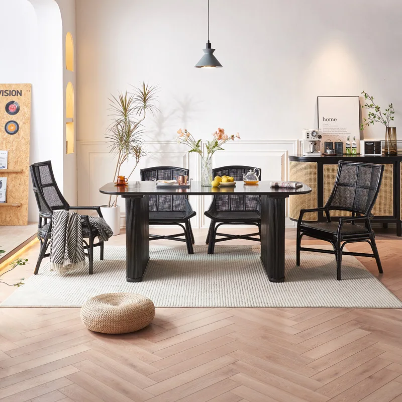 Scandinavische massief houten zwarte lange tafel en stoelcombinatie, eettafel voor klein appartementhotel-restaurant