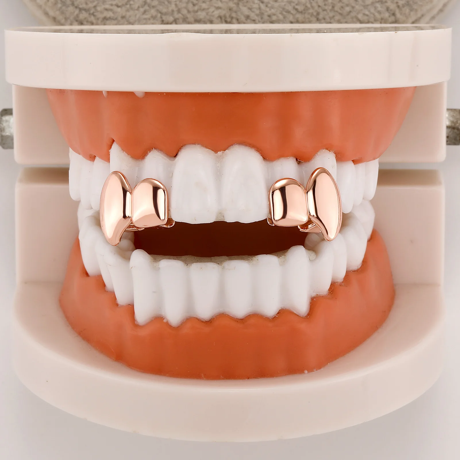 TOPGRILLZ مصاص دماء لتقوم بها بنفسك الأنياب المزدوجة Grillz قبعات الأسنان اللامعة القابلة للإزالة 2 قطعة شوايات الأسنان للرجال النساء هالوين تأثيري هدية