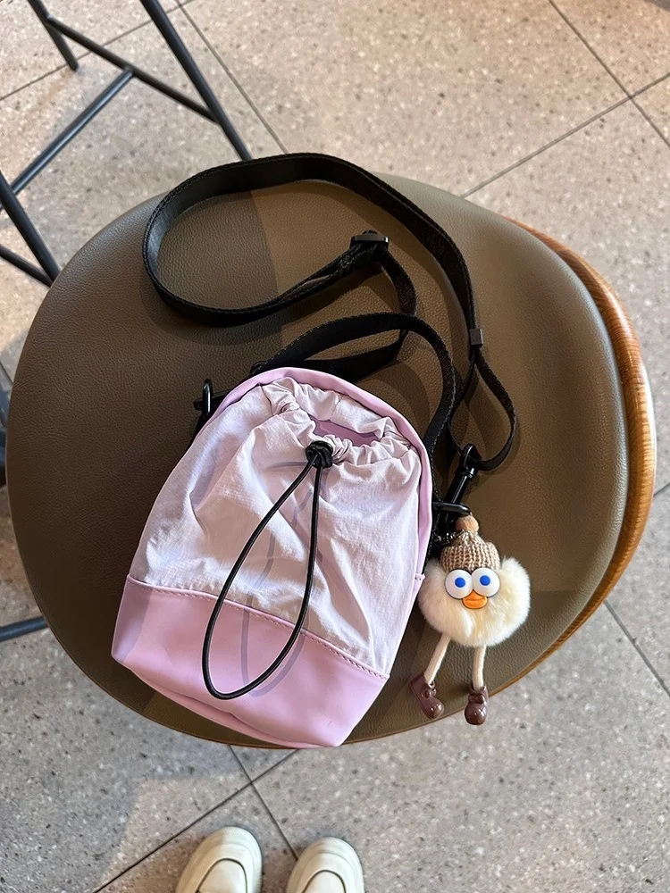 

Легкая сумка через плечо для бутылки с водой, портативная многофункциональная сумка для путешествий на открытом воздухе, водонепроницаемая нейлоновая ткань, мобильная сумка...