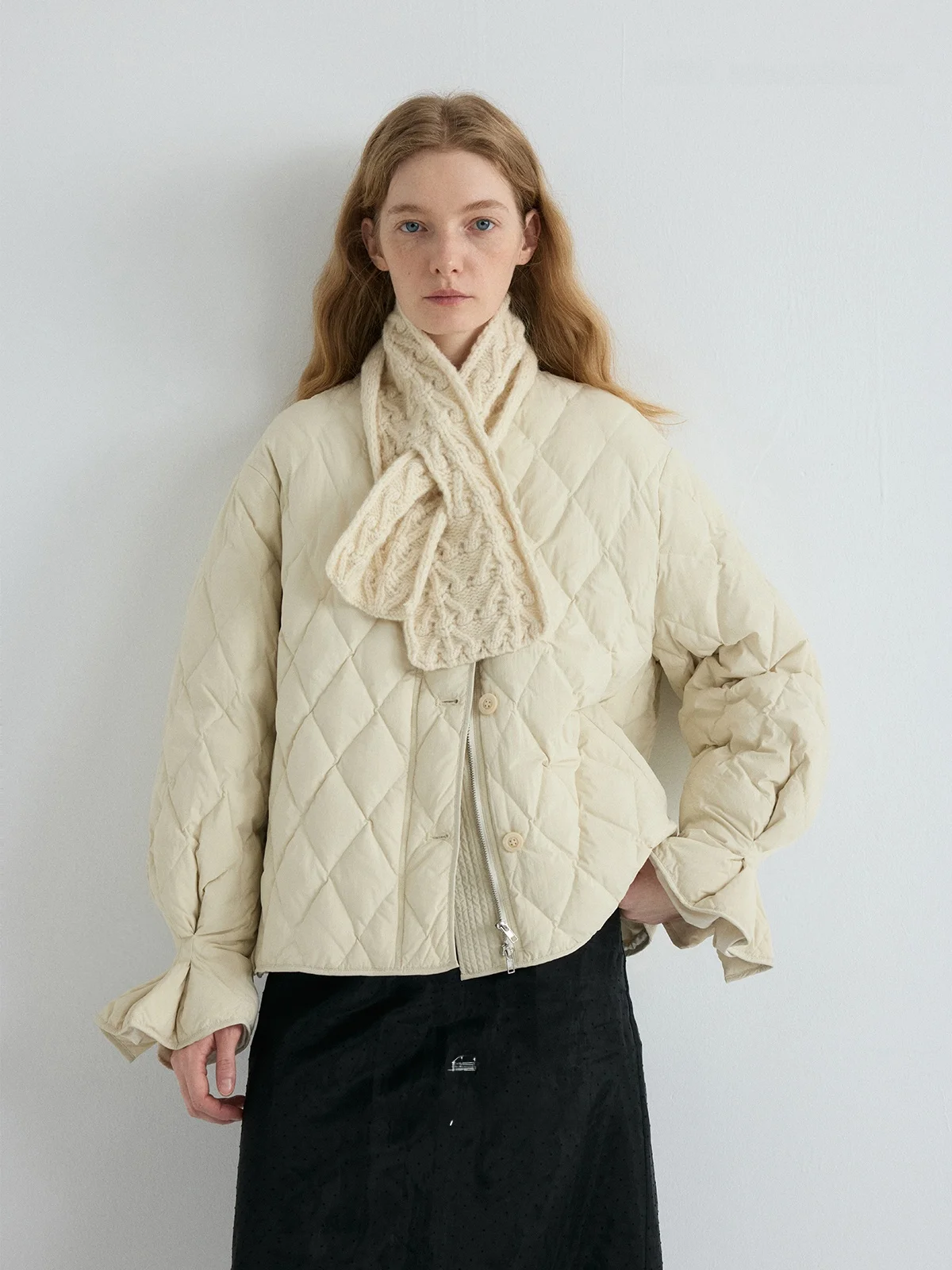 

Теплая куртка с наполнителем из 90% белого утиного пуха, с цветочным узором на манжетах, в повседневном стиле, с длинными рукавами, на молнии, с круглым вырезом горловины.