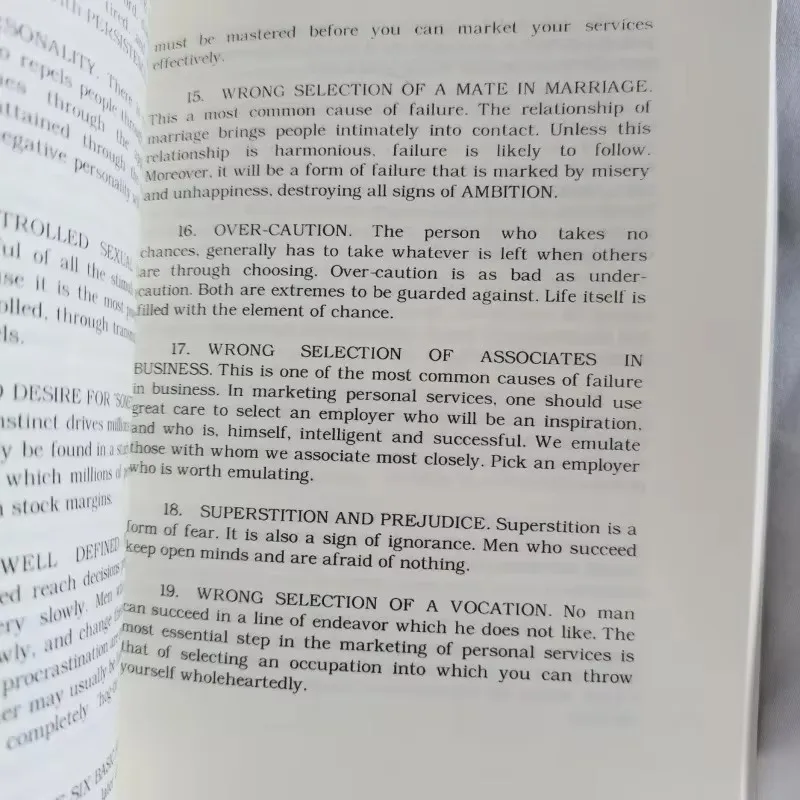 فكر ونمو غني بقلم نابليون هيل The Landmark الأكثر مبيعًا الآن منقحًا ومحدثًا لكتاب القرن الحادي والعشرين