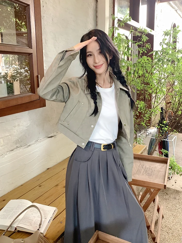 Jaqueta Feminina de Couro Preta Curta 2025 Nova Coleção Outono com Gola Virada, Estilo Motociclista, Corta-Vento, Versátil e Modeladora