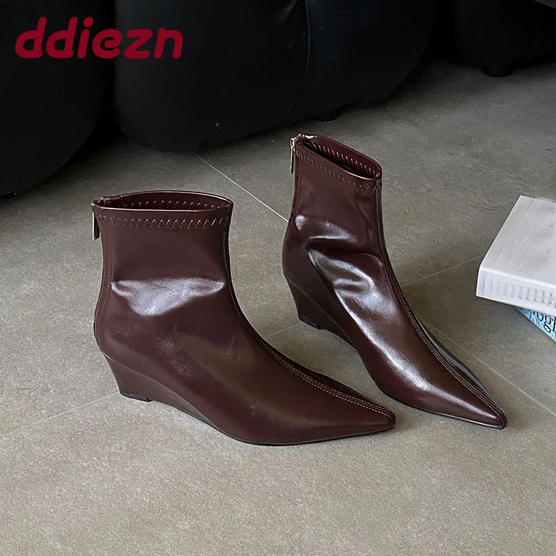 

Современные женские ботильоны с острым носком на танкетке, модные эластичные женские короткие эластичные ботинки, женская обувь на молнии, 2025 г.