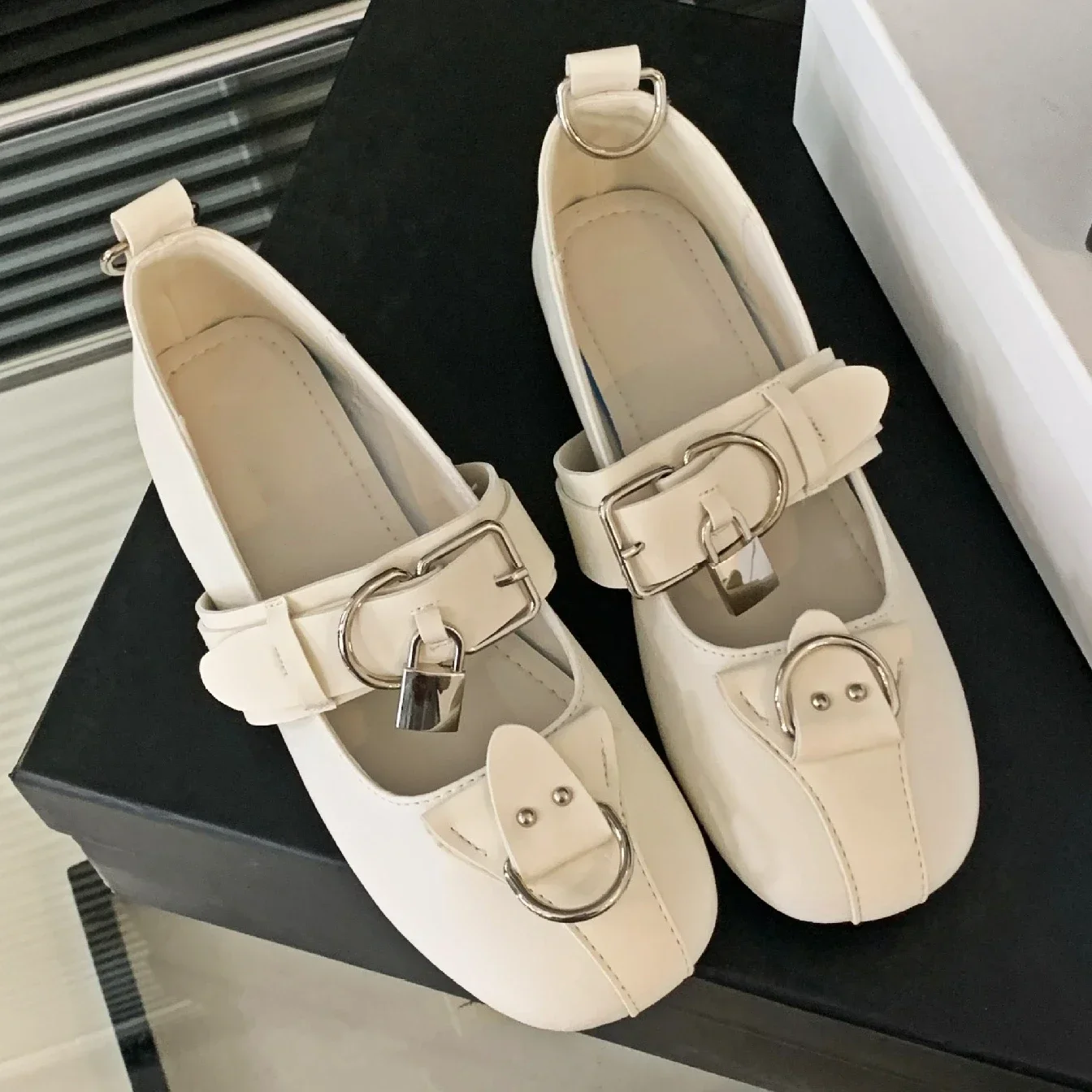 Fashion Metal Lock Ballet Flat Women Shoes Inner Height Increasing design Mary Jane Shoes Round Toe Buckle Strap  Single Shoes