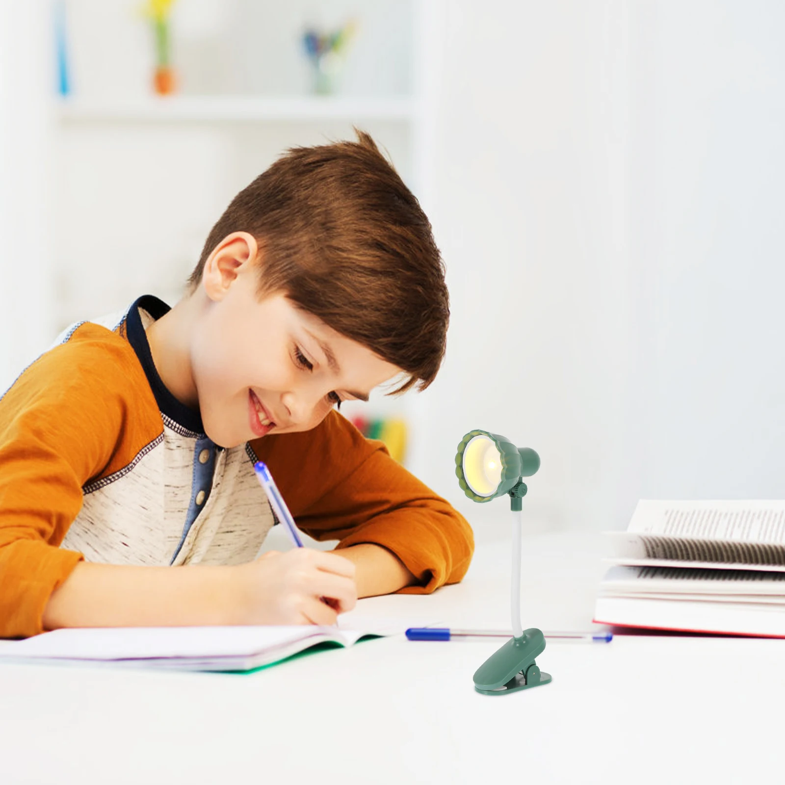 

Mini Clip-on LED Reading Lamp Delicate Petal Design Eye Protection Micro Table Light for Mini House Decoration