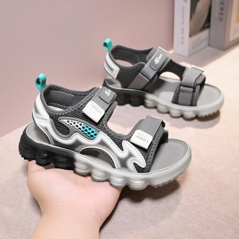 

A pair of children's summer breathable open-toe sandals, soft and comfortable to wear. Suitable for outdoor use. XBS-1805L