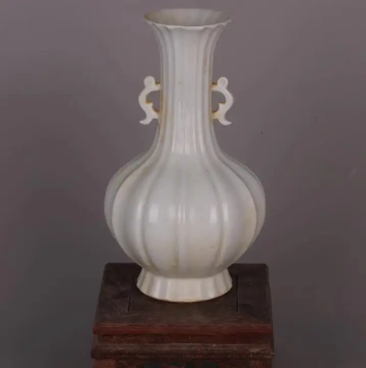 

Antique porcelain collection and decoration: Double-ear melon-ridged vase from Hutian Kiln in the Song Dynasty